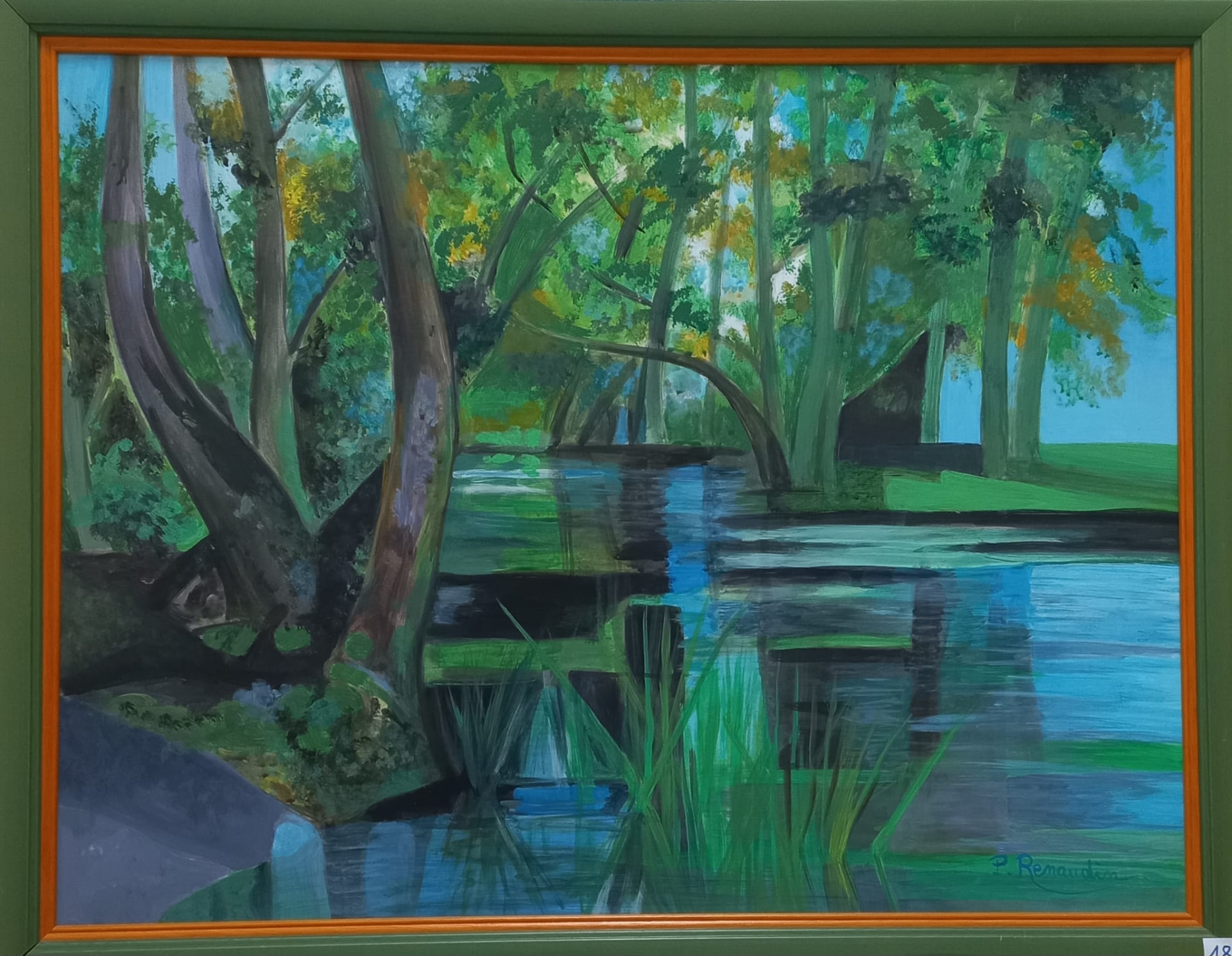 Sous-bois traversé par une rivière, troncs inclinés et reflets bleus dans l'eau