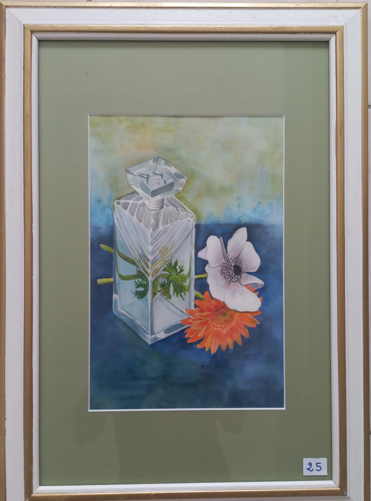 Nature morte à l'aquarelle : flacon de cristal, anémone blanche et gerbera orange