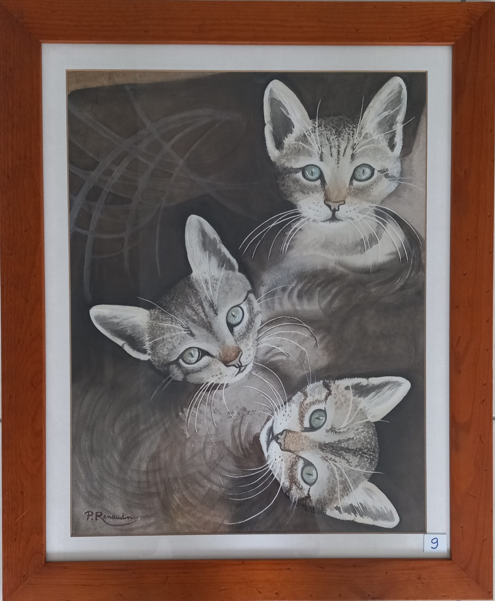 Trois chatons tigrés aux yeux verts serrés les uns contre les autres, camaïeu de gris