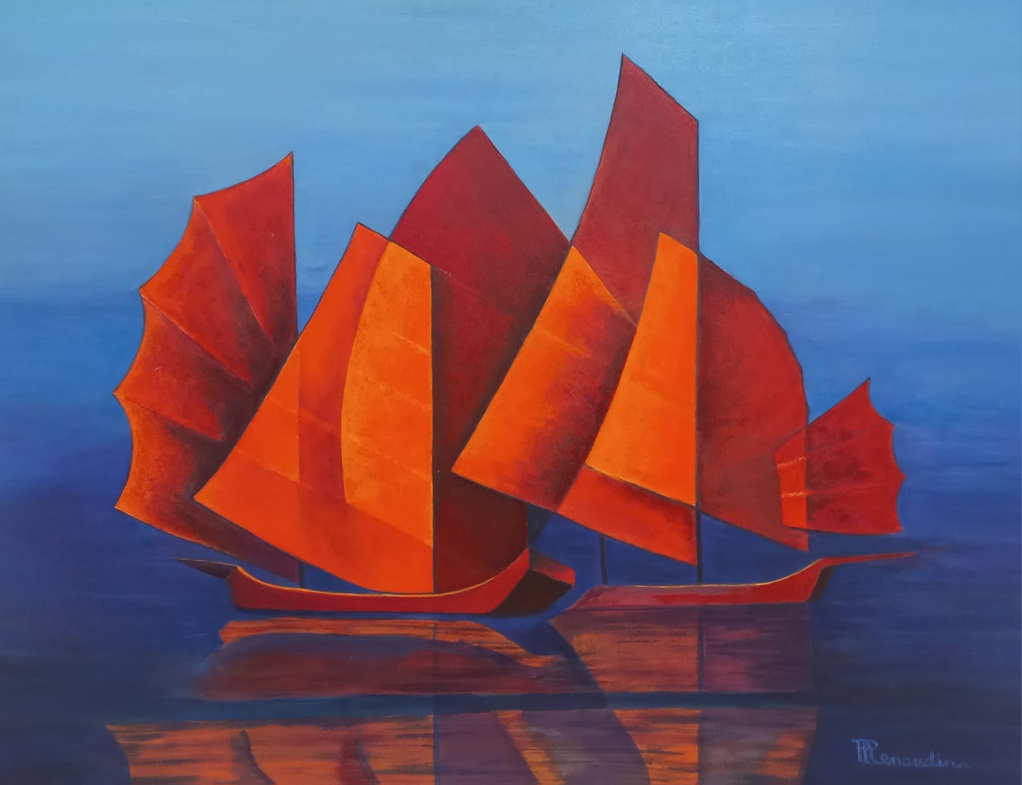 Jonques aux voiles rouges et orange se reflétant sur une mer bleue immobile
